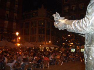 Madrid at night - bird in the hand